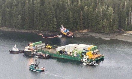 Un remolcador encallado en Alaska derrama diesel tras colisionar con una barcaza