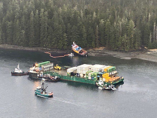 Un remolcador encallado en Alaska derrama diesel tras colisionar con una barcaza
