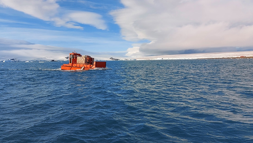 Se reabastece la Base Conjunta Antártica Petrel, en el marco de la Campaña Antártica de Verano 2021/2022