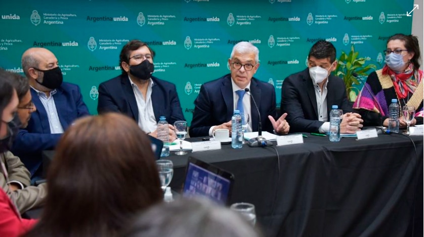 Julián Domínguez: «No habrá cierre de exportaciones ni aumentarán las retenciones»