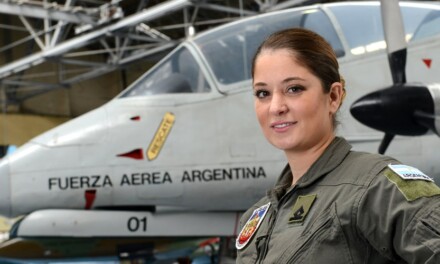 La primera mujer piloto de caza realiza su adiestramiento en Río Grande