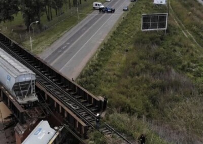 Descarriló un tren de cargas sobre el puente La Virginia