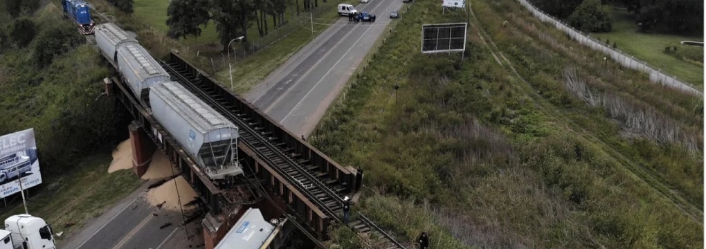 Descarriló un tren de cargas sobre el puente La Virginia
