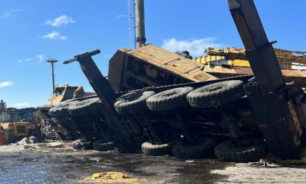 Volcó camión grúa en el puerto de Montevideo