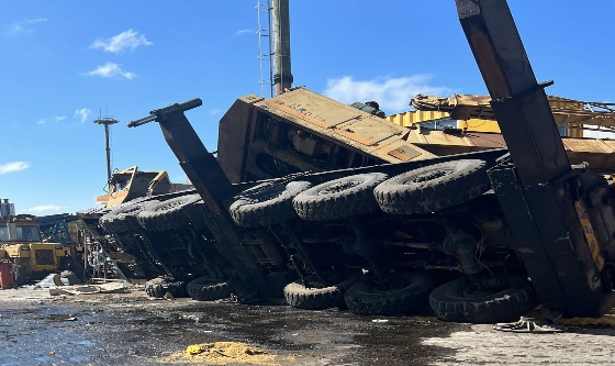 Volcó camión grúa en el puerto de Montevideo