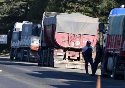 La Federación de Transportadores Argentinos inició un paro por el combustible