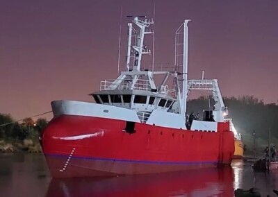Construyen en Quequén el barco pesquero más grande en 40 años 