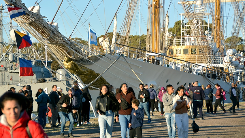 Más de 17.000 visitantes en la fragata “Libertad” en Puerto Belgrano