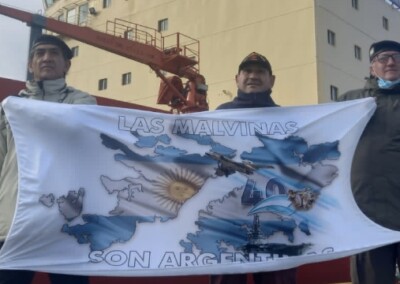 El ARA Almirante Irízar amarró en el puerto de Ushuaia y fue visitado por excombatientes de las Malvinas