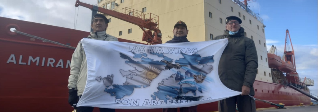 El ARA Almirante Irízar amarró en el puerto de Ushuaia y fue visitado por excombatientes de las Malvinas
