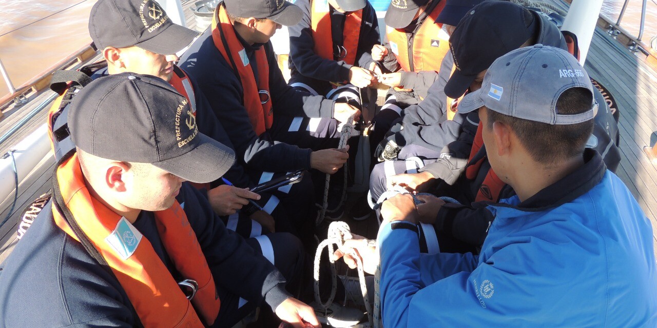 Cadetes de la Prefectura Naval Argentina navegaron en el yate Esperanza