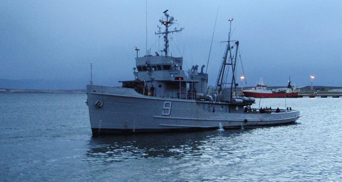 La Armada Argentina hace un homenaje a los caídos y veteranos de Malvinas en el mar