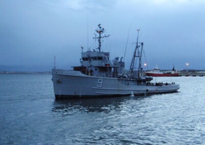La Armada Argentina hace un homenaje a los caídos y veteranos de Malvinas en el mar