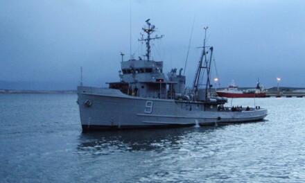 La Armada Argentina hace un homenaje a los caídos y veteranos de Malvinas en el mar