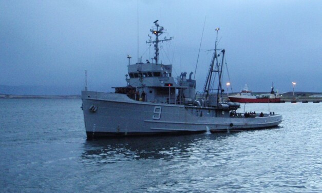 La Armada Argentina hace un homenaje a los caídos y veteranos de Malvinas en el mar