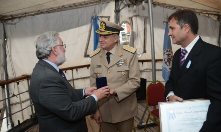 El Prefecto Nacional Mario Farinón recibió una distinción por parte de la Liga Naval Argentina