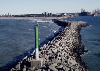 Puerto Quequén: finalizó la instalación de la torre de baliza en la escollera sur