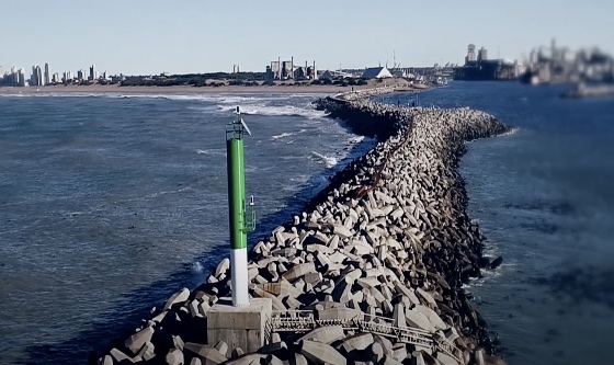 Puerto Quequén: finalizó la instalación de la torre de baliza en la escollera sur