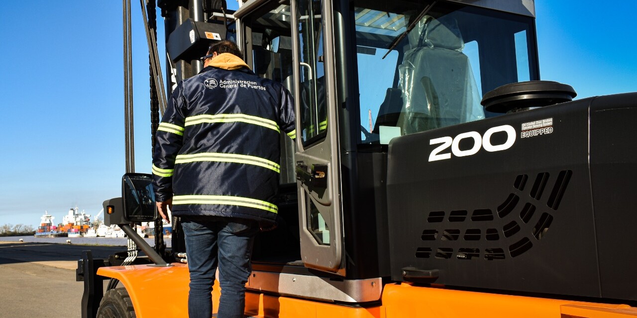AGP suma cuatro autoelevadores al muelle público del puerto de Buenos Aires
