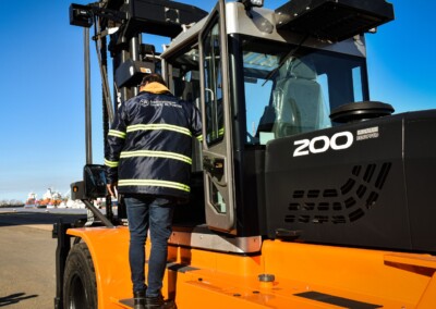 AGP suma cuatro autoelevadores al muelle público del puerto de Buenos Aires