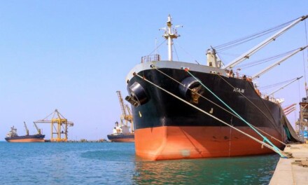 La insólita historia del FSO Safer, el buque tanque abandonado con millones de barriles de petróleo que puede provocar una catástrofe ambiental