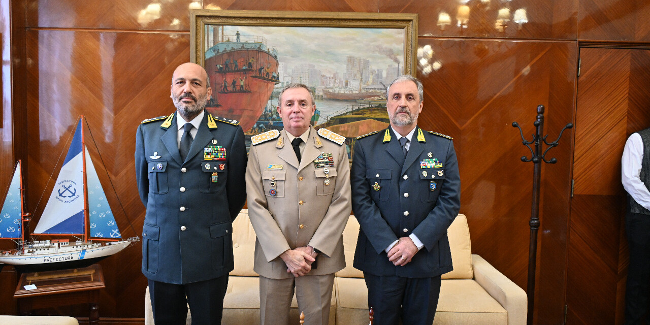 Autoridades de la Guardia di Finanza visitaron la Prefectura