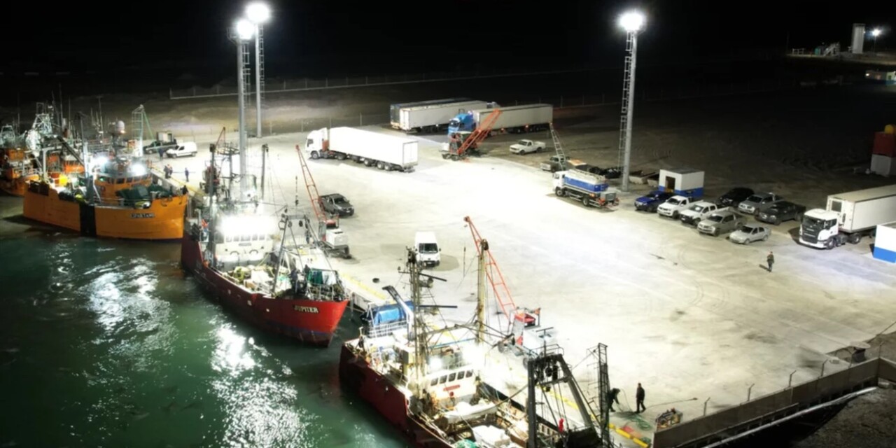 El puerto de Rawson tiene capacidad para recibir barcos de la flota roja.