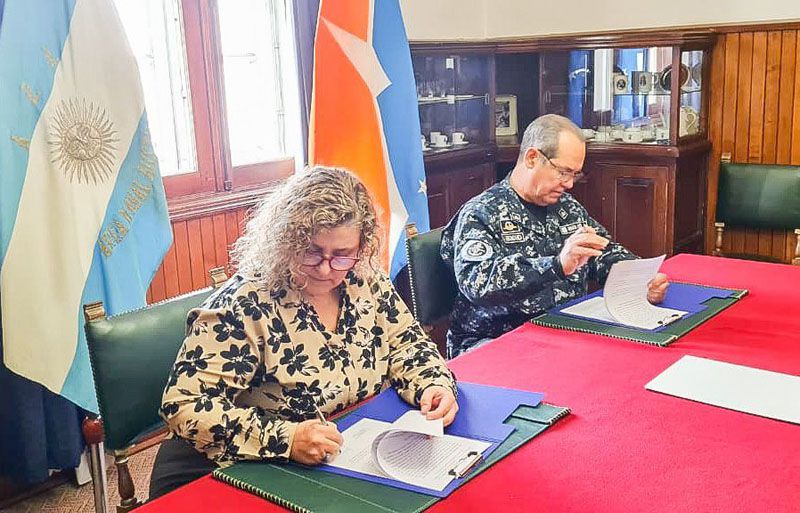 <strong>Ushuaia: acuerdo con la Armada para impulsar una vía marítima de conexión e intercambio</strong>