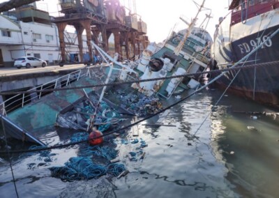 <strong>Buque semihundido preocupa a las autoridades del Puerto de Bahía Blanca</strong>