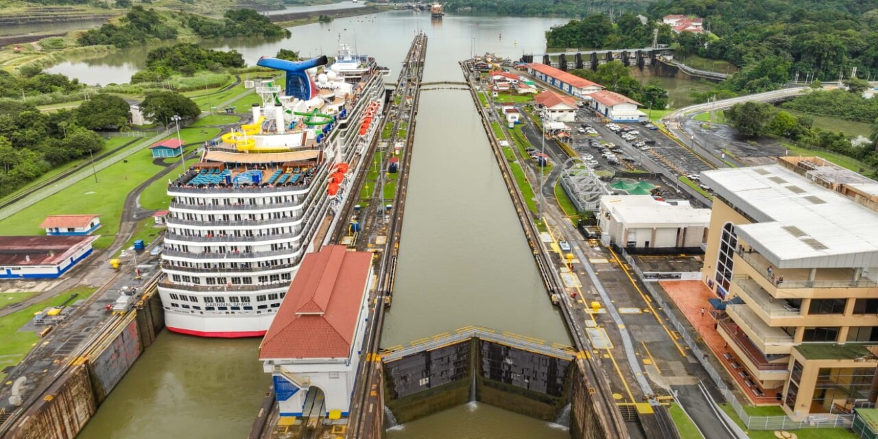 El Canal de Panamá sube sus tarifas de peaje por la bajante