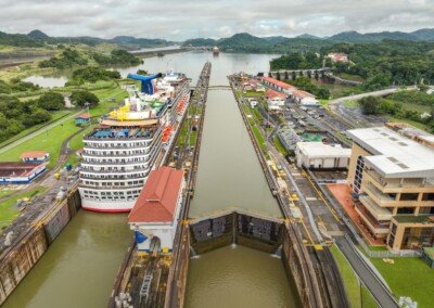 El Canal de Panamá sube sus tarifas de peaje por la bajante