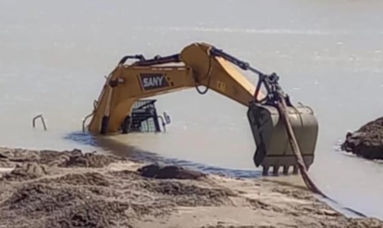 Puerto de Rawson: se encajó una retroexcavadora que iniciaba la obra de dragado