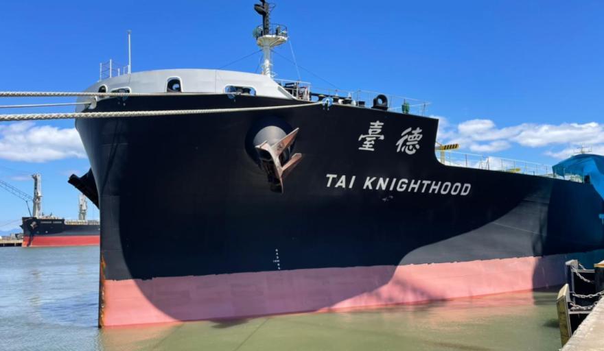 El buque «Tai Knighthood” ya se encuentra en Puerto Madryn