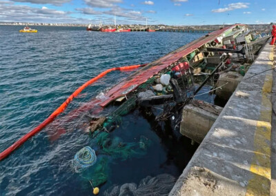 Una grúa flotante rescatará al Pescargen IV que permanece hundido en Puerto Madryn