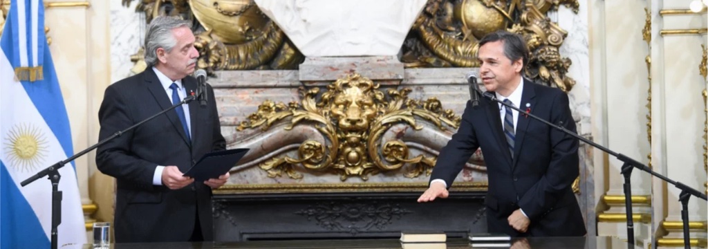El presidente le tomó juramento al nuevo ministro de Transporte, Diego Giuliano