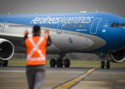 El gobierno reduce la estructura gerencial de Aerolineas