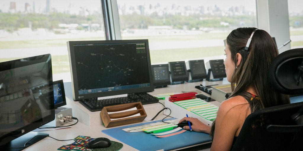 Cómo estudiar para controlador aéreo gratuitamente con las becas del Estado