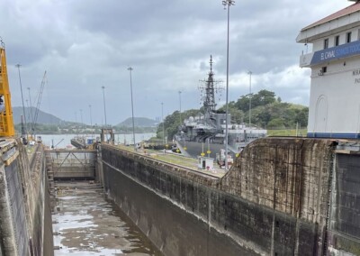 Conato de incendio interrumpe el tránsito por una esclusa del Canal de Panamá