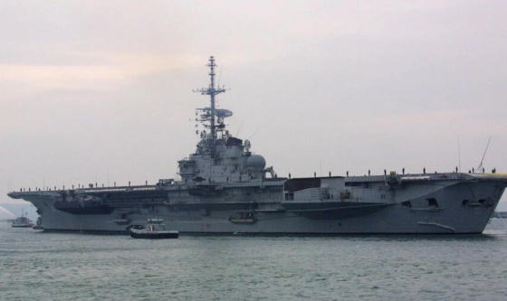 Sin puerto para recibirlo, el antiguo portaviones «Foch» deambula en el mar