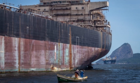 El cementerio de barcos en Brasil que podría convertirse en un desastre ambiental