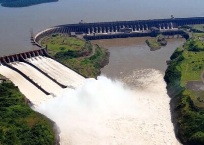 Nuevamente se abrieron las compuertas de Itaipú para regular el caudal del agua