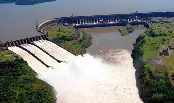 Abrieron las compuertas en Itaipú para que crezca el río Paraná