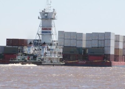 Grandes embarcaciones quedaron varadas por la bajante del río Paraguay