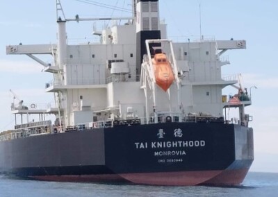 El buque chino que embistió la Escollera de Puerto Quequén será reparado en Puerto Madryn