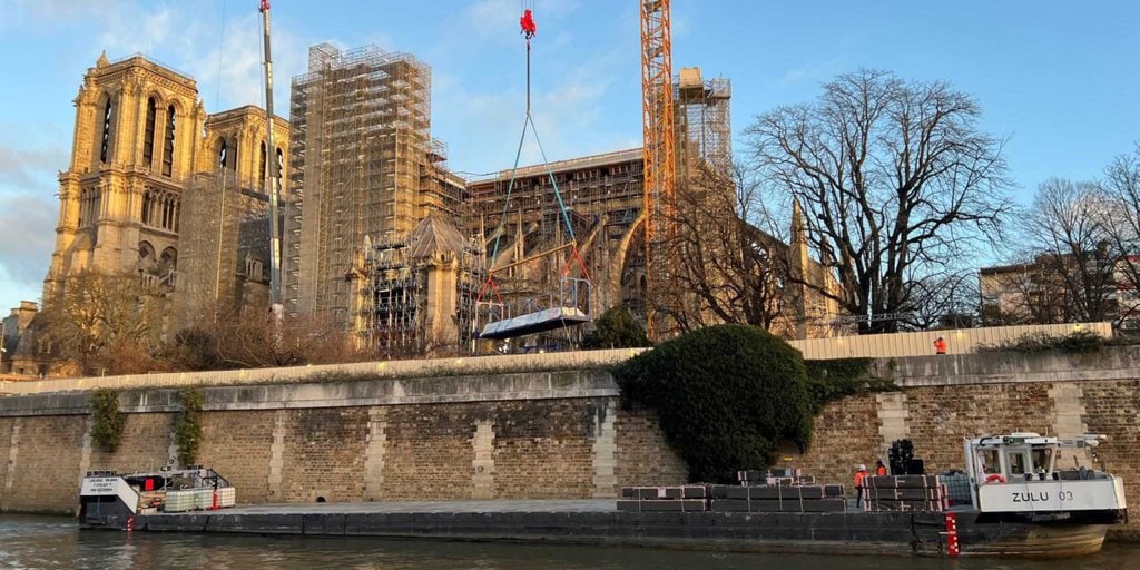 Notre-Dame de París se reconstruye con apoyo del transporte fluvial