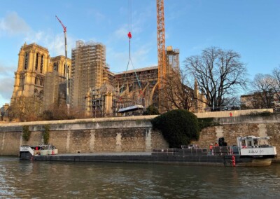Notre-Dame de París se reconstruye con apoyo del transporte fluvial