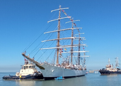 La fragata “Libertad” se encuentra en el Puerto Bahía Blanca 