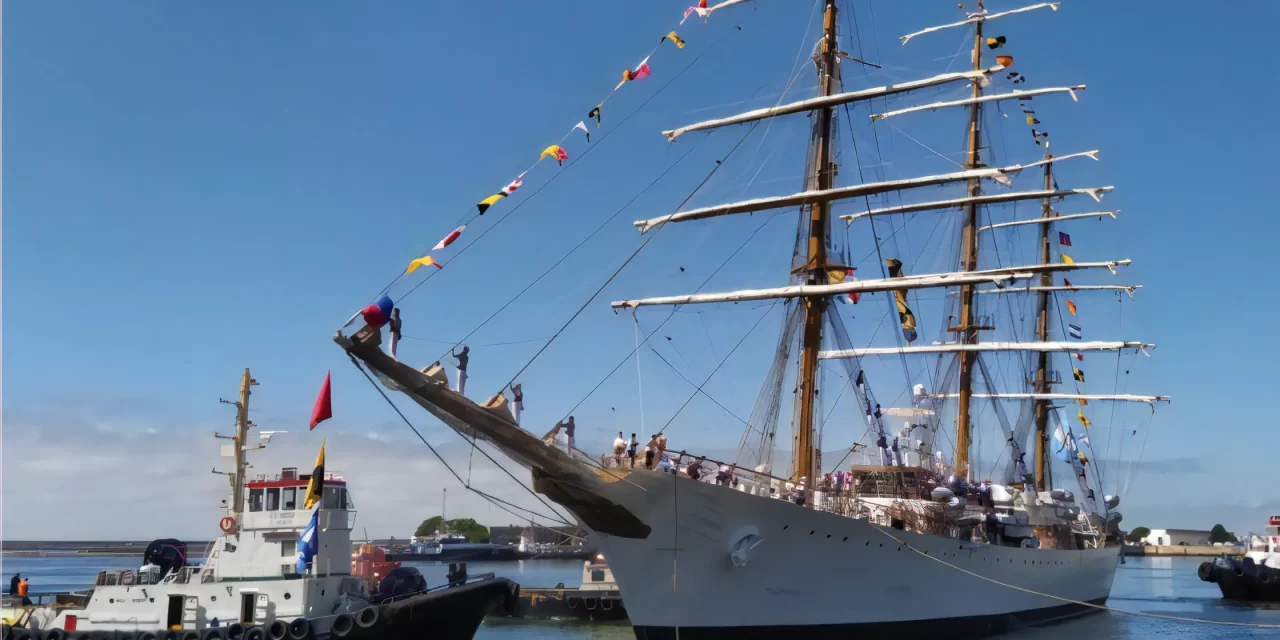La fragata Libertad  llegó al puerto de Mar del Plata