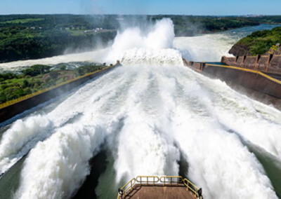 12 millones de litros de agua por segundo liberó la presa Itaipú