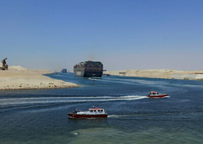 Reflotan un buque encallado en el canal de Suez